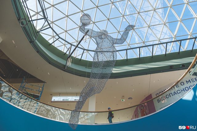 Скульптура Баскетболист из стальной проволоки. 7 метров. Мастер Сокол. ТРЦ «Планета» Пермь