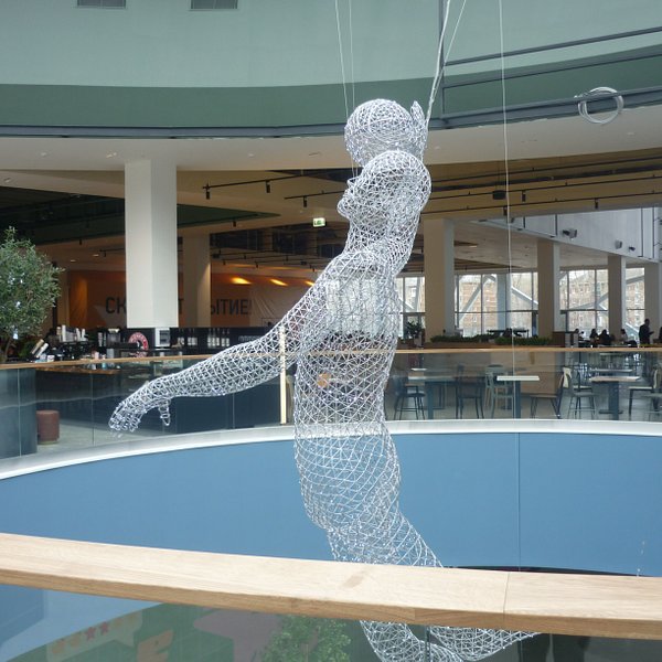 Скульптура Баскетболист из стальной проволоки. 7 метров. Мастер Сокол. ТРЦ «Планета» Пермь